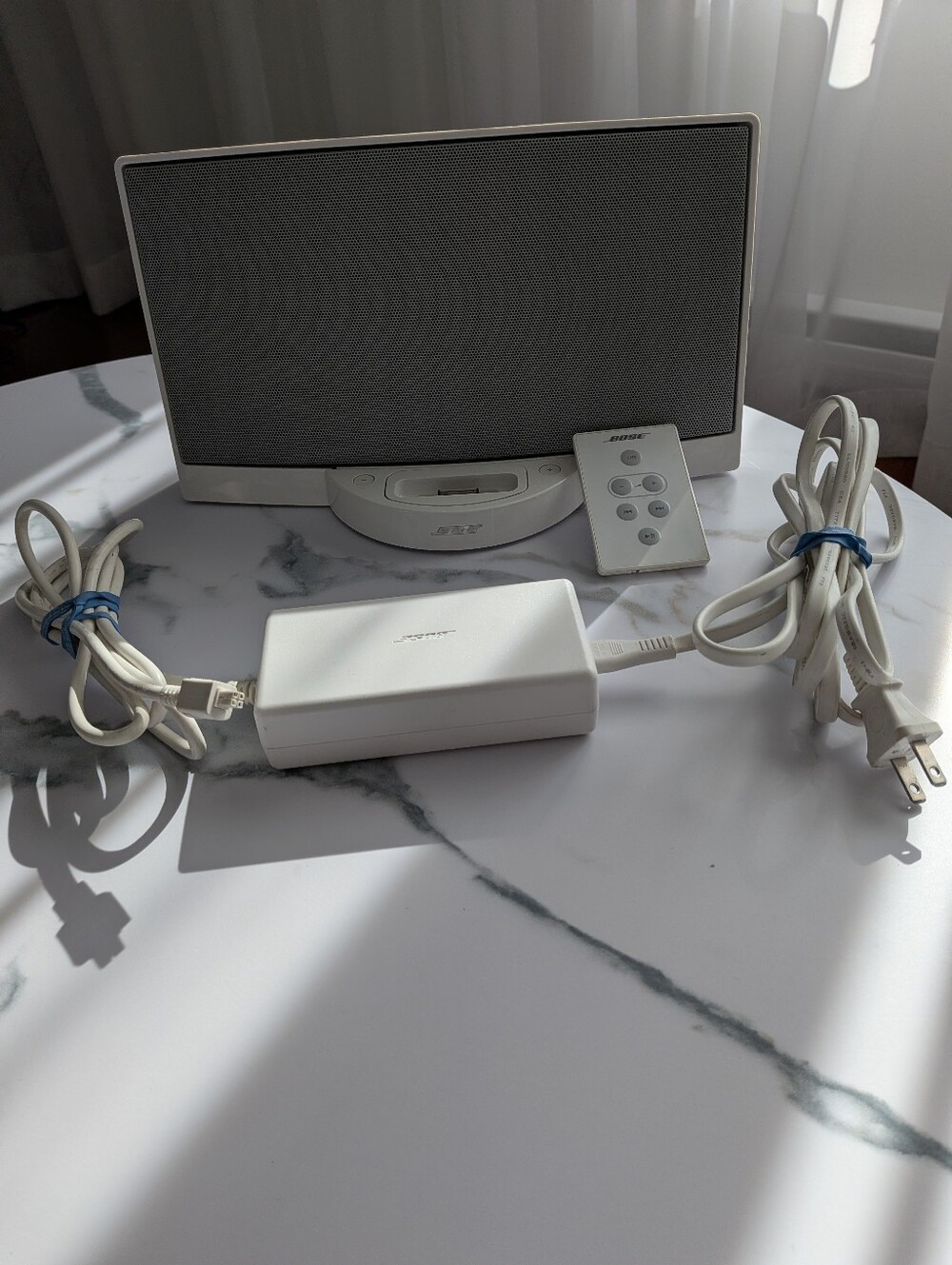 Bose White Portable Speaker Dock with Remote and Power Adapter